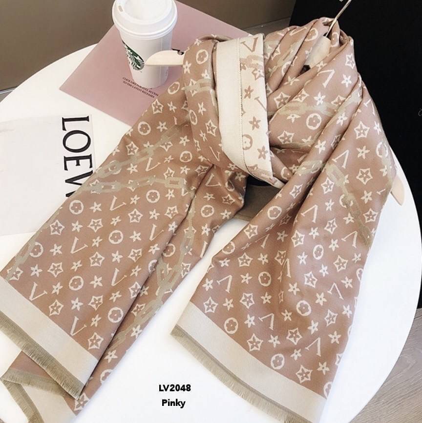 พร้อมส่ง LV2048 ผ้าคลุมไหล่ LV2048 งานนำเข้าแบรนด์LV รุ่นนี้เป็นผ้ามันวาว เด่นมาก ไฮโซตามแบรนด์เค้าเลย ผ้าไม่หนามาก อุ่นเหมือนผ้าห่ม เป็น accessories ได้ทั้งหน้าร้อน และหน้าหนาว