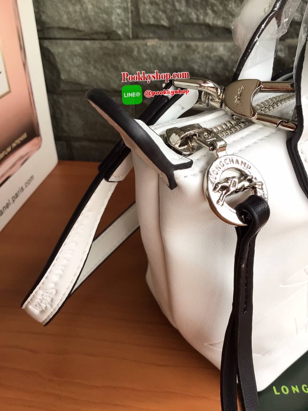 🚚 พร้อมส่ง 🚚 LONGCHAMP X POKE’MON TOP HANDLE BAG XS ขนาด มินิ รุ่น 1500 Collection LE PLIAGE CUIR Fall/ Winter เรียบหรูอย่างฝรั่งเศสกับความน่ารักคาวาอิแบบญี่ปุ่นมาผสม ซึ่งจะเป็นการนำเอาลวดลายพิคาชูมารังสรรค์ลงในกระเป๋าสุดคลาสสิกของแบรนด์ ก