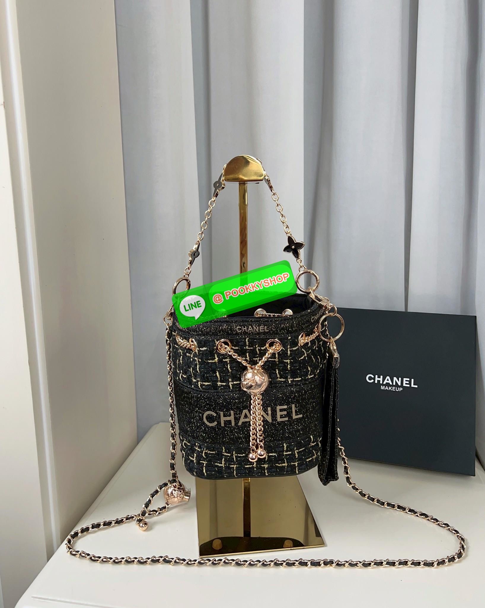 NEW NEW NEW **สินค้าเข้าใหม่** รุ่นนี้บอกเลยว่าสวยทุกอนุ หิ้วไปไหนมาไหนคือเริ่ดไปเลยค่าา CHANEL BUCKET TWEED WITH CHAIN BAG ((Premium gift make up ตปท.)) มีป้ายNot for sale 🔖พร้อมส่งค่าสาวๆ รอบนี้ได้มาไม่เยอะ! กับกระเป๋าขนาดกลางกำลังดี วัสดุผ้าTwe