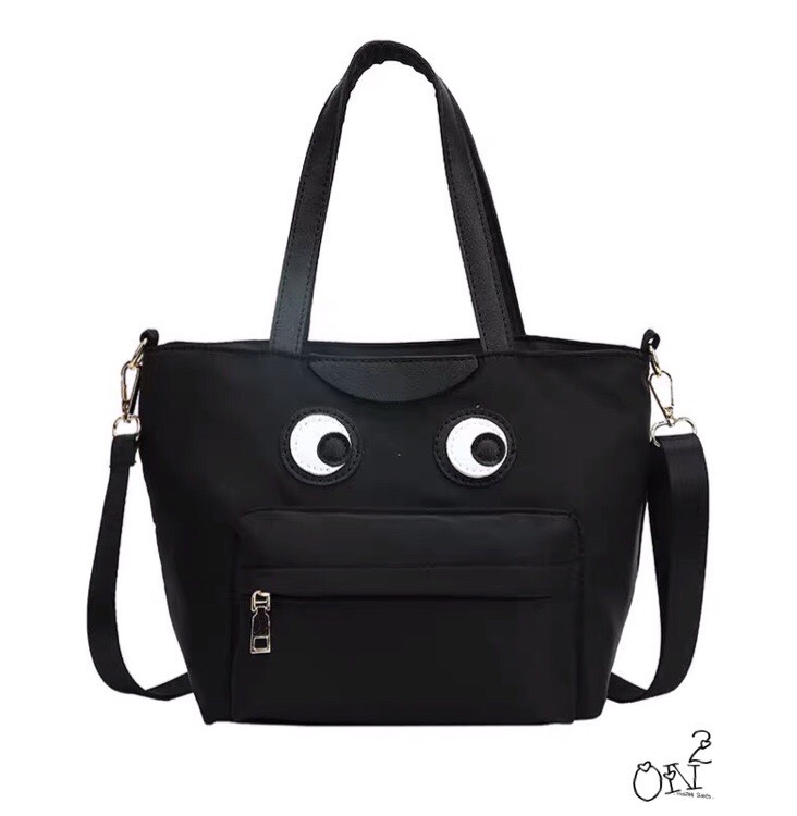 กระเป๋าสะพายข้าง brand anya วัสดุตัวกระเป๋าทำจากผ้ากันน้ำอย่างดีสีดำ ด้านหน้าส่วนลายเป็นหนังเย็บติด กระเป๋าเป็นปากซิป ด้านหน้ามีกระเป๋าเปิดออกมาเป็นสีแดงนะคะ มาพร้อมสายยาวทำจากผ้าไนล่อนอย่างหนาสีดำ สามารถปรับระดับได้