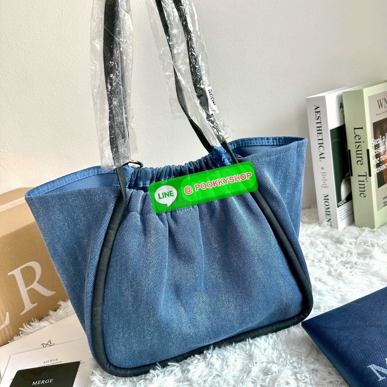Merg A Day Bag Medium เฉดสีใหม่ 2 สี Smoky Denim กระเป๋ายีนส์ทรงโท้ท ดีไซน์เรียบเท่แต่มีลูกเล่นด้วยเชือกรูด เปิด-ปิดสะดวก ใบใหญ่จุของได้เยอะ มาพร้อมช่องด้านในและตัวล็อกสายคล้องกุญแจเพิ่มความปลอดภัย เหมาะกับสาวสายชิคที่ชอบสไตล์ลำลองแต่ยังดูมีคลาส ขนาดกระเป