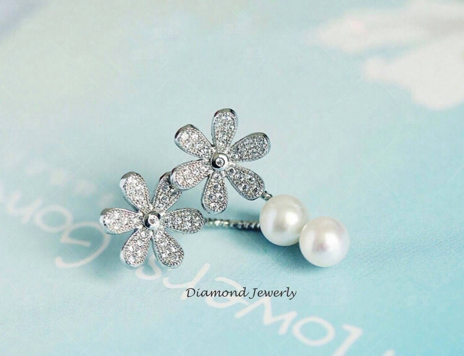 New Arrival !!!!!! ต่างหูดอกไม้ประดับมุก งานเพชร CZ แท้ งานสวยมาก รุ่นนี้สวยฟรุ้งฟริ้งมากๆนะคะ ใช้เพชรเกรดดี ดีไซส์สวยเก๋ค่ะ งานแนวจิวเวอรี่ จัดกันเลยค่ะ มาน้อยสวยเยอะน้าา เพชรละเอียดวิ้งมากกกกกๆๆๆๆ ค่ะ