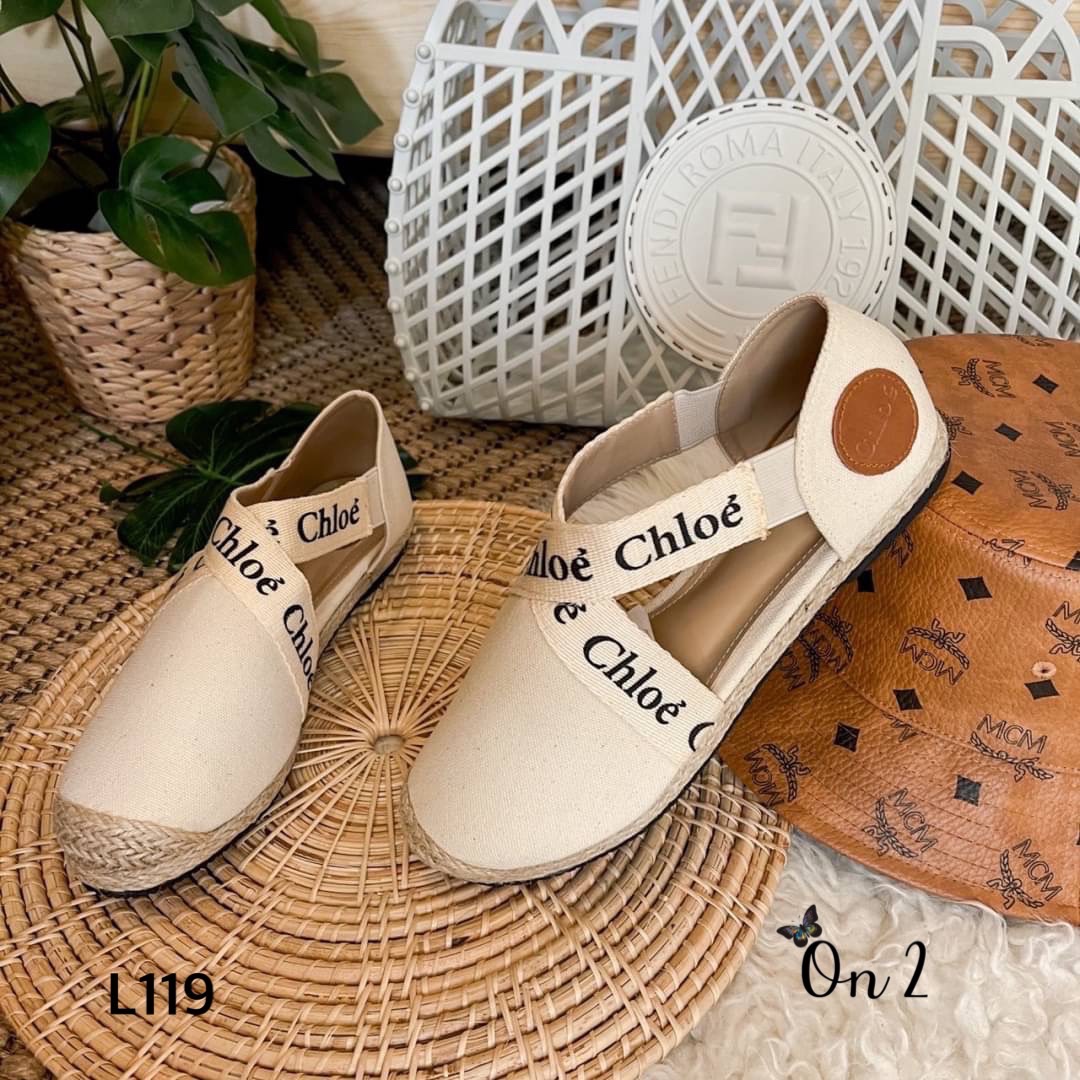 ชนชอปค่ะ รองเท้าคัชชู Chloe ตัวใหม่ แต่งสายแบรนด์ไขว้น่ารัก ผ้าแคนวาสขอบปอ พื้นปั้มสายมียางยืดใส่ง่าย ปีนี้ Chole มาแรงสุดทุกคอล สาวๆห้ามพลาดนะคะ