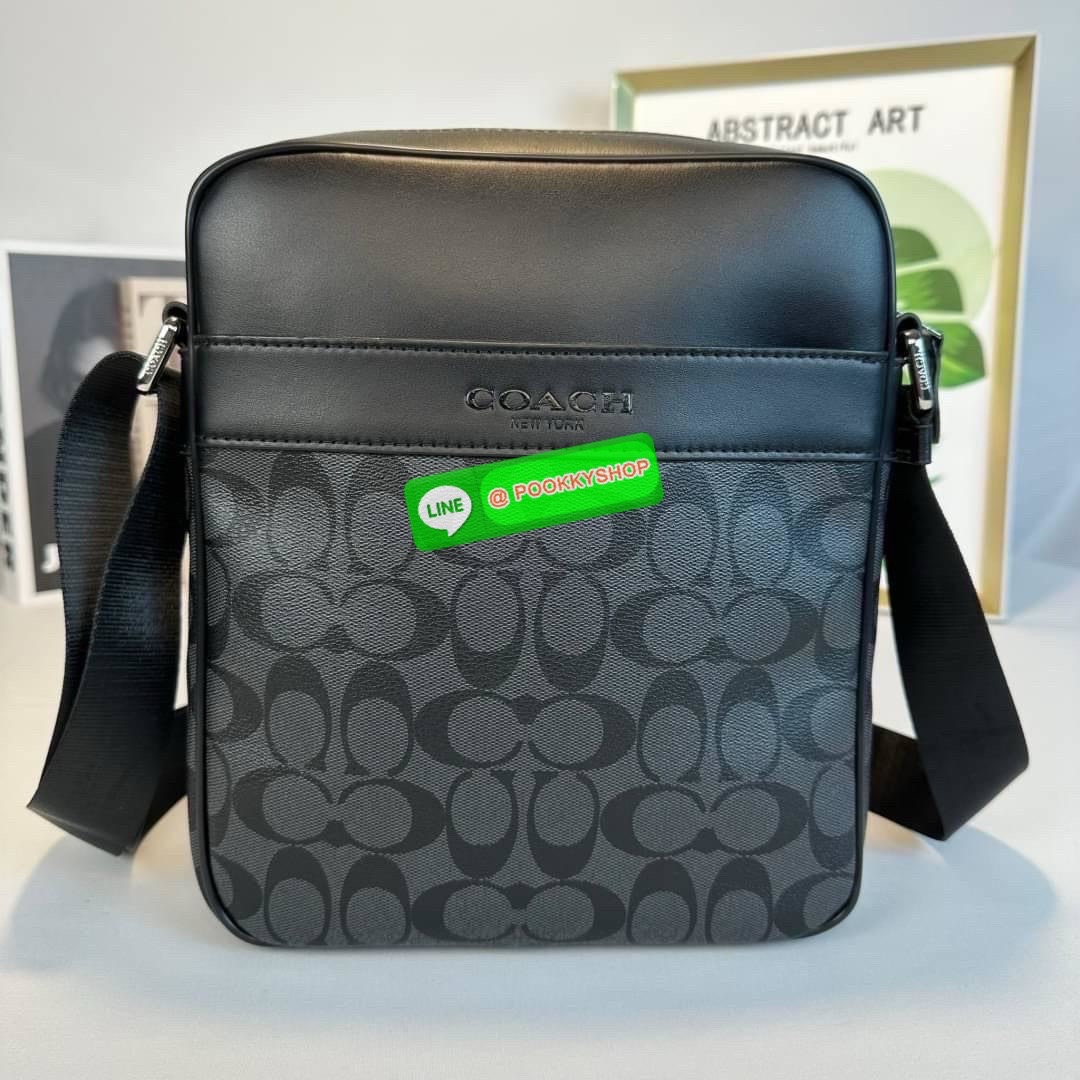 กระเป๋า Coach CHARCOAL/BLACK (COACH F54788) กระเป๋าสะพายซิกเนเจอร์เคลือบ PVC พร้อมขอบหนังปิดด้วยซิป ซับในผ้าด้านนอก: กระเป๋าแบบเปิดด้านหน้าหนึ่งช่องและกระเป๋าแบบเปิดด้านหลังหนึ่งช่อง ด้านในมีซิปและกระเป๋าเอนกประสงค์ สายปรับได้สำหรับสะพายไหล่หรือสะพายข้าง