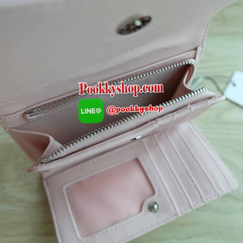 New!! Charles & Keith Front Flap Detail Wallet ด้านหน้าแต่งโลหะเหล็ก ปั๊มโลโก้แบรนด์ เปิด - ปิดด้วยกระดุมแม่เหล็ก ด้านในมีช่องใส่บัตร ช่องใส่รูป ช่องใส่ธนบัตร 2 ช่อง และช่องซิปใส่เหรียญ