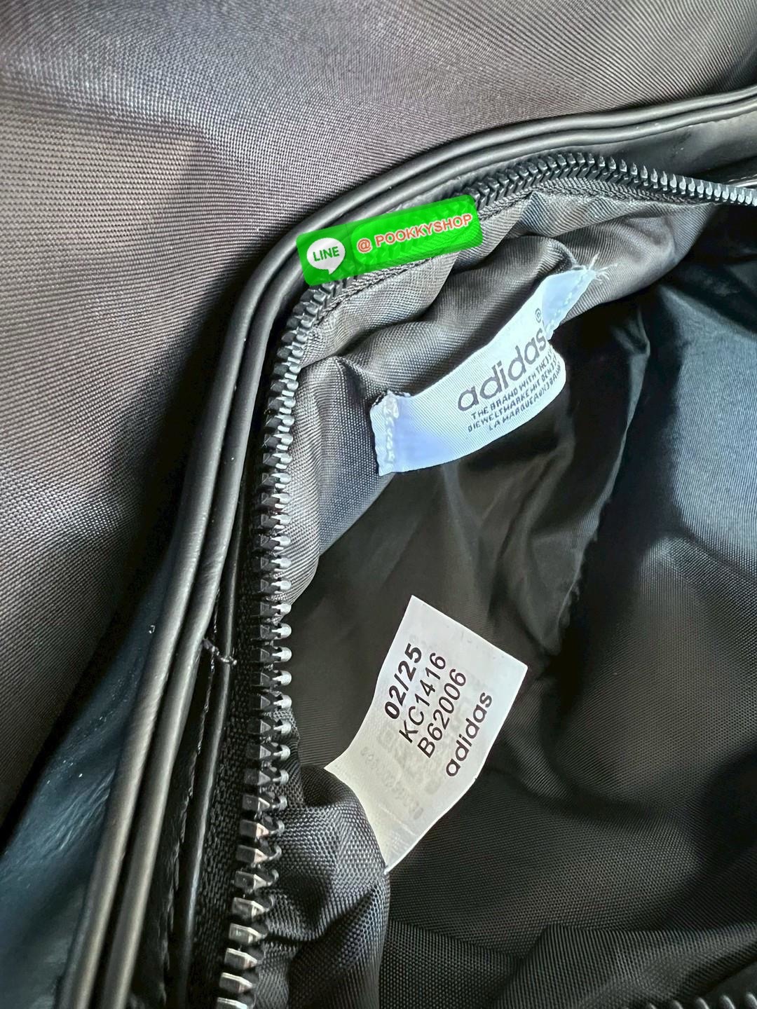 ADIDAS ORIGINALS HOBO LEATHER SHOULDER BAG 🔖พร้อมส่ง! กับกระเป๋าแนวสตรีทที่ออกแบบให้ใช้งานได้ทุกโอกาศ ดีไซด์เก๋ ถูกใจสาวๆกันเลบทีเดียวค่า 🔖หนังแท้หนานิ่ม เนื้อแมทอย่างดีสวยมากๆ อะไหล่เงิน ด้านหน้าเป็นช่องซิปสำหรับใส่ของจุกจิก เปิด-ปิดกระเป