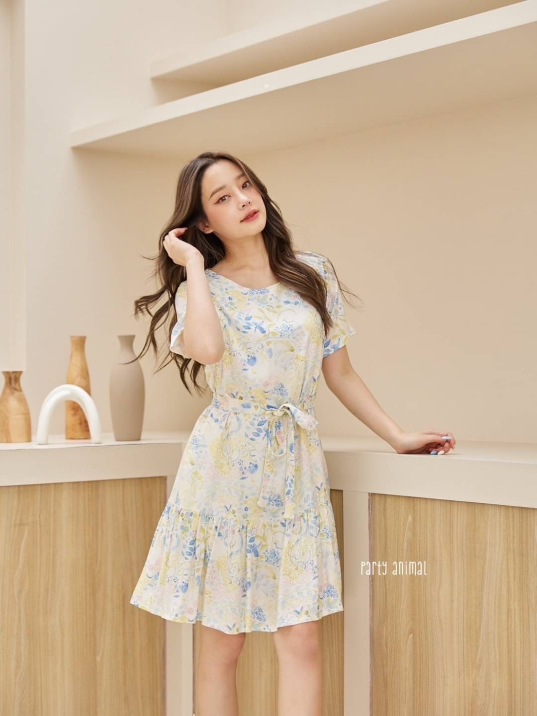 รอบนี้เป็นลายดอกไม้สีน่ารักมากค้าา เดรสคอกลมทรงแขนสั้นต่อชายระบาย ทรงน่ารักใส่ได้บ่อยๆค่ะ ผ้า cotton เนื้อนุ่มใส่สบายค่ะ มีซับในตัวให้ด้วย ซิปหลัง มีกระเป๋าล้วงด้านข้าง มาพร้อมสายผูกเอวค้า