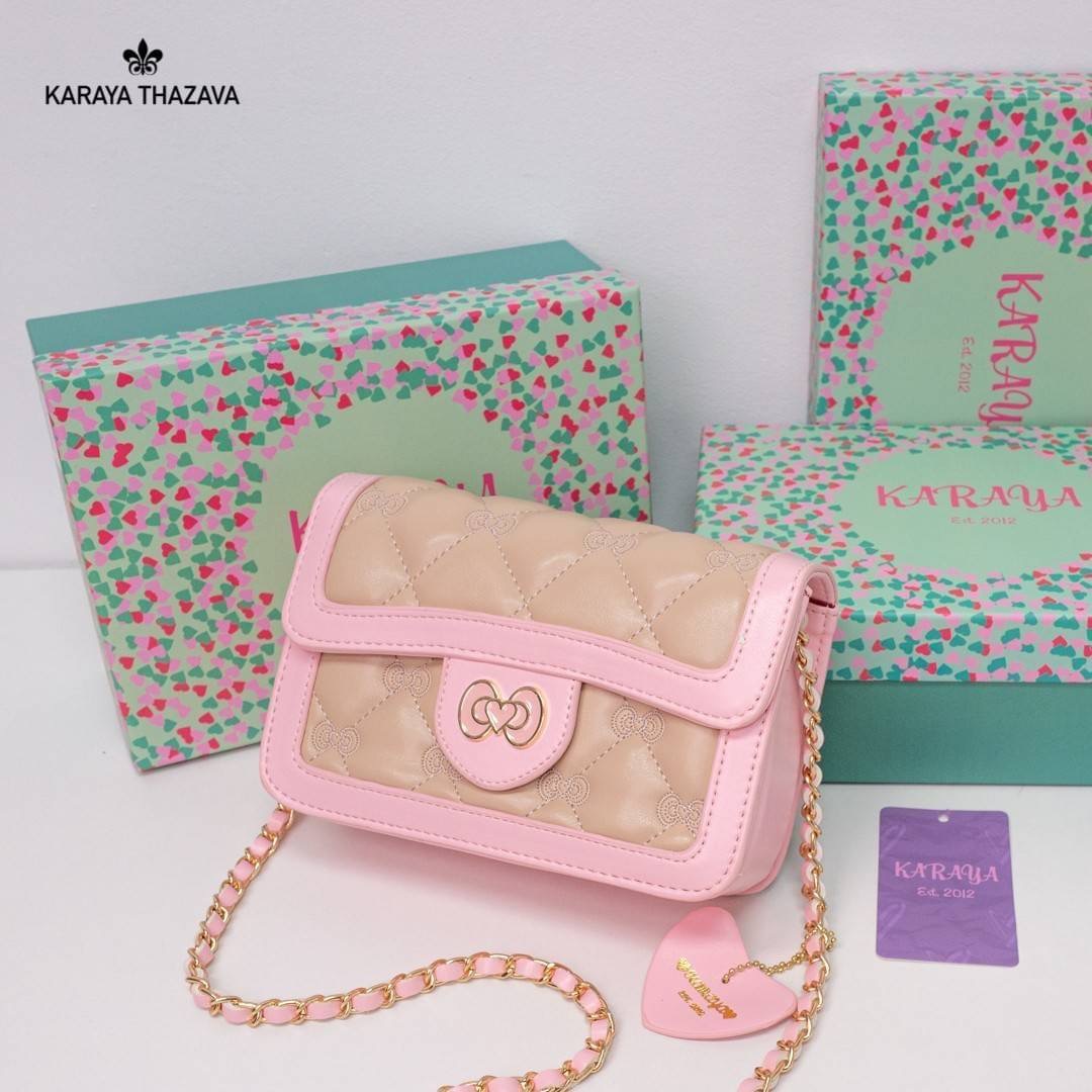 พร้อมส่ง!! KARAYA THAZAVA รุ่นใหม่ พร้อมกล่องแบรนด์ งานสวย สีหวาน น้องน่ารักมากๆค่ะ กระเป๋าสะพาย แบรนด์แท้ Karaya 100% ขนาดกำลังน่ารักพกพาง่าย วัสดุหนัง PU เกรดพรีเมี่ยม สีทรูโทน หวานละมุน น่าใช้มากค่ะ สายสะพายยาวแบบโซ่ปนหนัง ตัวกระเป๋าแต่งลายแบบน่ารักสวย