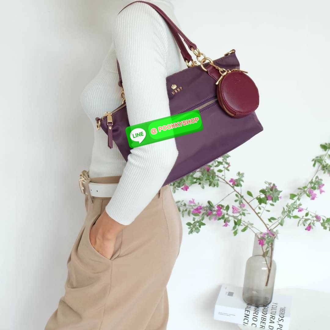 รุ่น KANNY with zipper รุ่นนี้พัฒนาต่อยอดมาจากรุ่น KANNY คอลเลคชั่นเดิมที่เป็นหนึ่งรุ่นที่ขายดีของทางแบรนด์เพราะเป็นกระเป๋าที่ฟังชั่นตอบโจทย์การใช้งานมากที่สุด 📍ตัวกระเป๋าน้ำหนักเบามาก 📍ทำจากไนล่อนนาโนกันน้ำ 📍ทำช่องแบ่งเก็บด้านใน ใ
