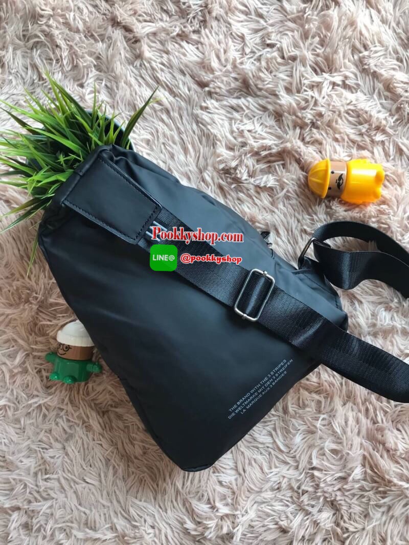 Adidas Expect Originals Bag กระเป๋าสะพายคาดอก ขนาดกลาง วัสดุหนังpu หนังนิ่ม กันน้ำได้ ด้านหน้าสกรีนโลโก้แบรนด์ มีช่องซิปใหญ่ใช้งานได้2ช่อง ภายในมีช่องแยกใส่มินิไอแพค หรือกระเป๋าสตางค์ทรงยาว สายสะพายปรับความยาวได้ฟรีไซส์ ใช้ได้ทั้งผู้หญิงและผู้ชายเท่ๆเลยคร