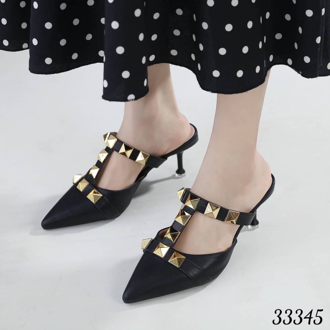 พร้อมส่ง รองเท้า ส้นสูง ความสูง 2.5 นิ้ว งานหนังนิ่มเกรดพรีเมี่ยม ทรงสวม ปิดหัวเปิดส้นเท้า แบบใส่ง่ายมาก ทรงสวย เก็บหน้าเท้าได้ดี ตกแต่งหมุดสีทอง งานตอกมือ แข็งแรง ไม่หลุดง่ายค๊า