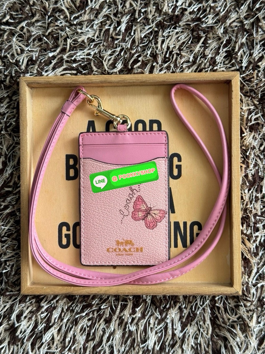 Coach Lanyard In Signature สายคล้องบัตรสุดชิคที่สาวๆออฟฟิต นักเรียนนักศึกษาควรต้องมี ด้านหน้า สามารถใส่บัตรเห็นรูปได้ 1 ใบ และใส่บัตรต่างๆเพิ่มได้อีกถึง 3 บัตรด้วยกัน สามารถถอดสลับสายได้
