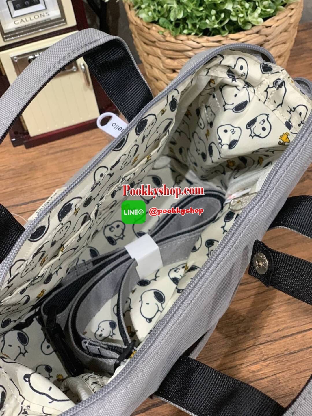 Anello X Peanuts 2 ways Boston regular size(Os-S044) ได้ Collaboration หรือเป็นการร่วมงานกับตัวการ์ตูนสุดคลาสสิคอย่าง Peanuts มานำเสนอโดยเอาคาแลคเตอร์ ในการใช้ชีวิตประจำวัน ที่เหมาะสม มาวางบนตัวกระเป๋า กระเป๋า anello (อเนลโล่) กระเป๋าเป้แบรนด์ของญี่ปุ่น ท