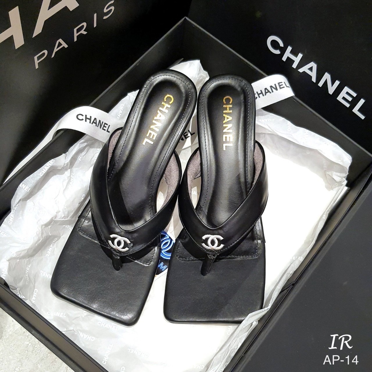 แบบขายดี!!! พร้อมส่ง Chanel ตัวใหม่ นิ่มมากค่ะ ตรงหนีบไม่เจ็บเลยคะรุ่นนี้ทำมานิ่มมากเสริมกำมะหยี่ ปั้มแบรนด์ สูง 3 นิ้ว หน้าเท้าบานเก็บได้หมดเท้าไม่ไม่ออกข้าง ทรงสวย ใส่ง่ายจริงๆน้า