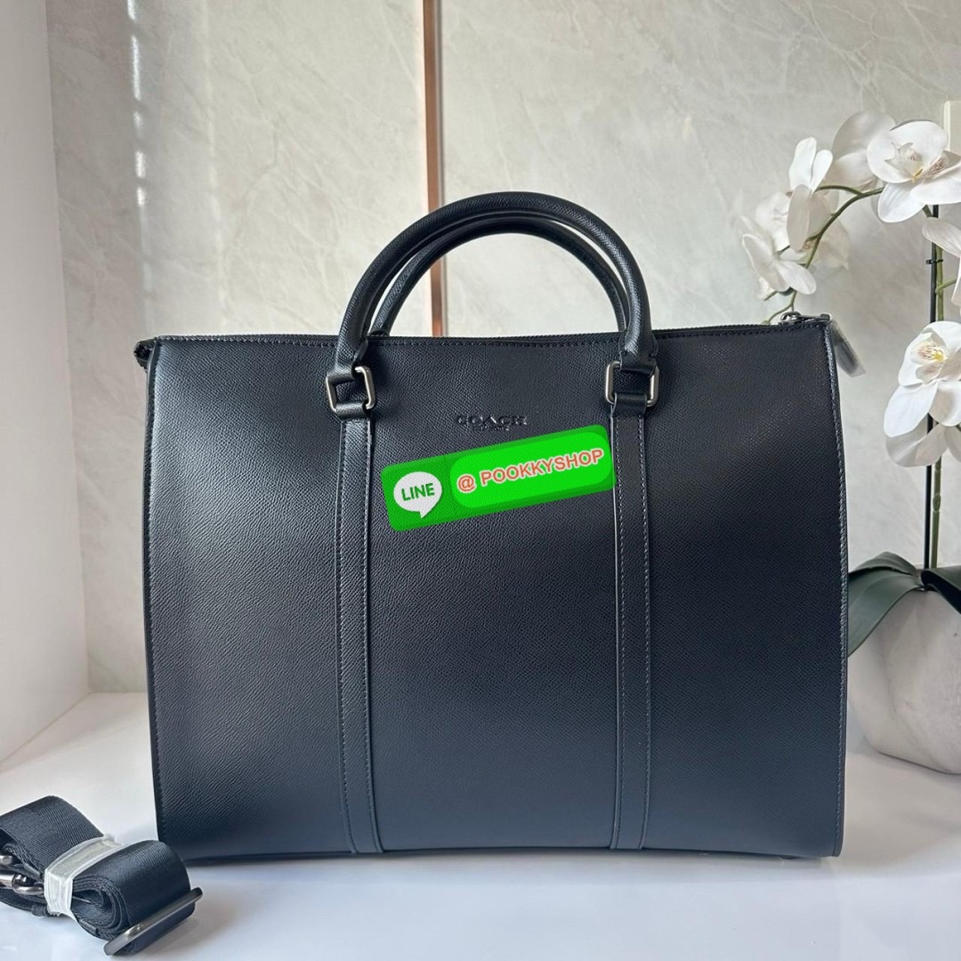 COACH GRAHAM ZIP BRIEF (CE439) 🔖กระเป๋าใส่โน๊ตบุ๊คใส่เอกสารใบใหญ่ 🔖วัสดุ:หนังแท้ทั้งใบ 🔖เปิดปิดด้วยซิป ภายในกว้าง มีช่องย่อยใส่ของจุกจิก ช่องใส่บัตร ใส่เอกสารและของสำคัญได้เยอะ 🔖สายสะพายสามารถถอดออกและปรับระดับได้คะ