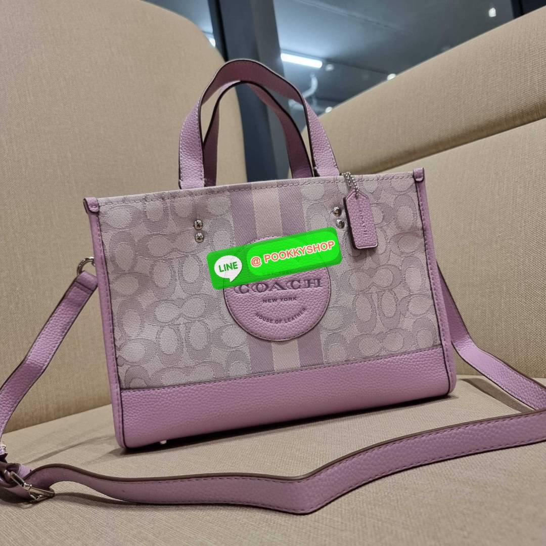 COACH C8448 DEMPSEY CARRYALL IN SIGNATURE JACQUARD WITH PATCH ใบใหญ่ จุใจ คอลเลคชั่นสุดปัง สีที่สาวๆรอคอย ละมุนเกินเบอร์ สวยคม มีความหรูในตัว กับกระเป๋าทรงโท้ท ไซส์ใหญ่ที่สามารถจุของได้แบบไม่ต้องกังวล ฟังก์ชั่นการใช้งานสะดวกที่สุด มีทั้งสายคล้องในตัว และส