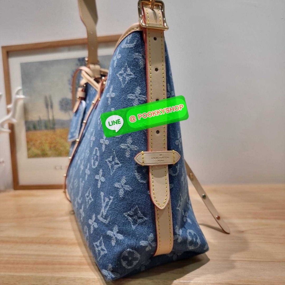 LV CARRYALL DENIM BAG 🔆 Details ใหม่ล่าสุด สไตล์เดนิมสุดชิค รุ่นลิมิเต็ดที่สาวๆตามหา จากเคาน์เตอร์ dutyfree กระเป๋าสะพายไหล่ทรงสวย ดีไซน์เรียบง่ายคลาสสิค หรู ดูผู้ดี รูปทรงใช้งานง่าย มาพร้อมใบลูก ไว้เก็บของจุกจิก ปากกระเป๋ามีสายหนังผูกกันของหล่นได