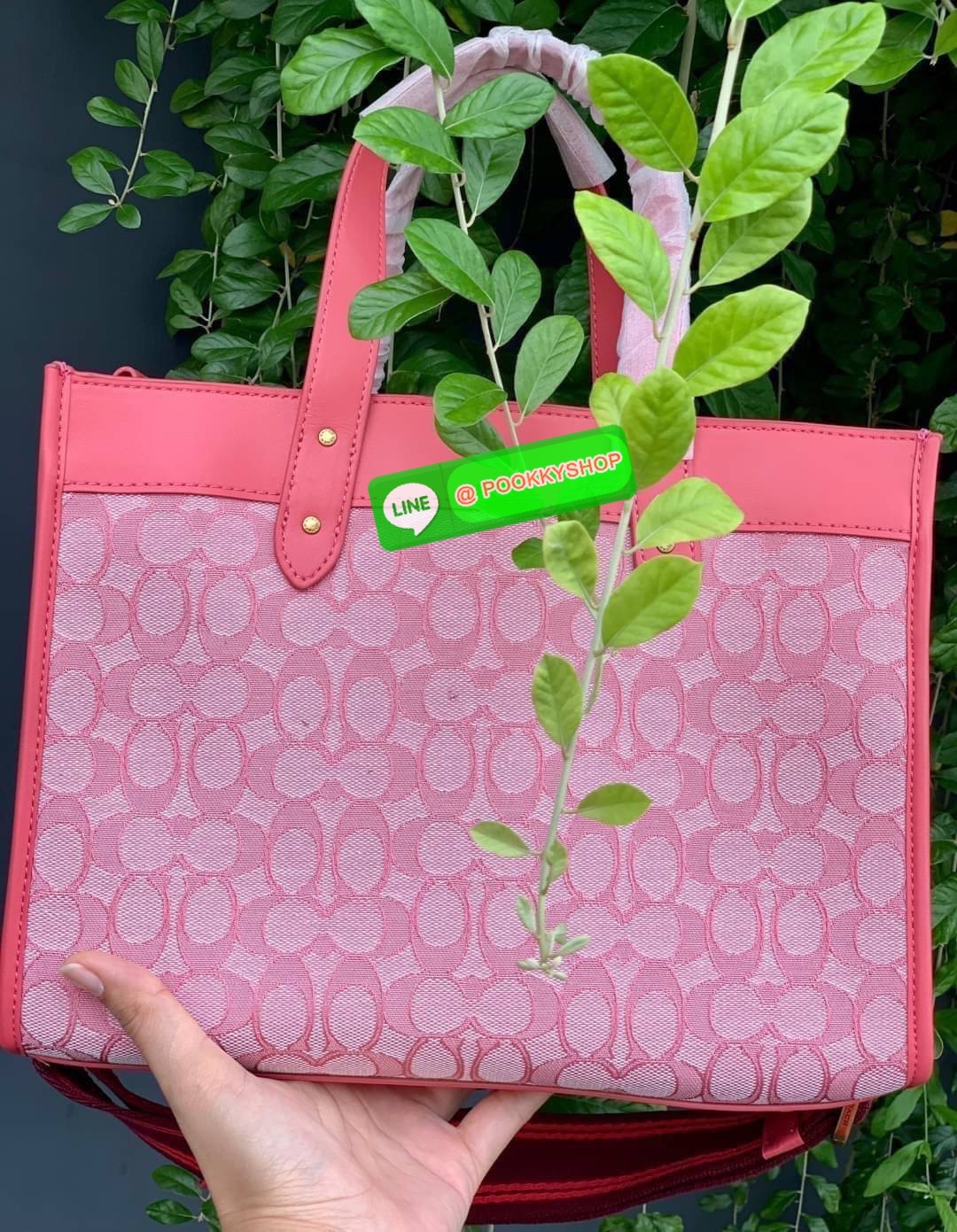 COACH TOTE FIELD JACQUARD BAG ((C3282)) กระเป๋าหิ้ว//สะพายข้าง JacquardลายC+หนังแท้ สวยงามลงตัวมากๆค่ะ ปากกระเป๋าเปิดปิดแบบกระดุมแม่เหล็ก ภายในกว้าง สาวๆที่สัมภาระเยอะบอกเลยเหมาะมากค่ะ