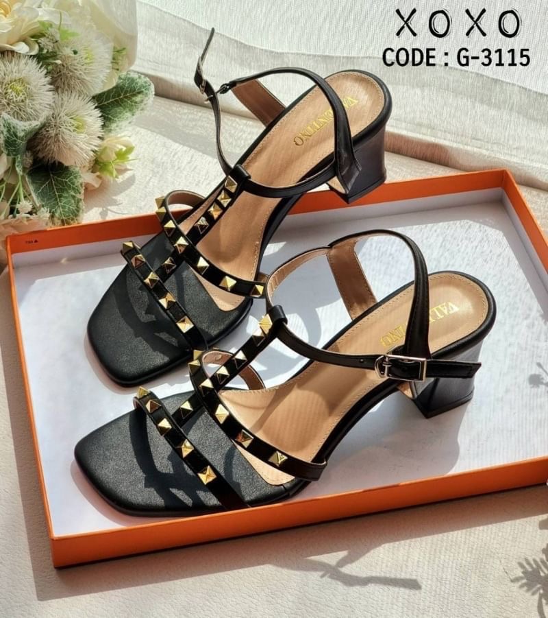 สินค้าพร้อมส่ง พื้นตีแบรนด์ : Valentino (กล่องน้ำตาลเรียบ, ไม่มี อปก.) คัชชูทรงเปิด อีกรุ่นที่ขายดีตลอดกาล เคยมีแล้ว แล้วกลับมาซื้อซ้ำ แบบเดิมอีกรุ่น ที่บอกไว้เลย ต้องมีจร้า งานลงแล้วจร้า วิ งานนี้ไม่ใหญ่แน่ๆวิ สวย ราคาเบาๆ คุ้มมากๆ วัสดุหนัง PU ติดอะไหล่