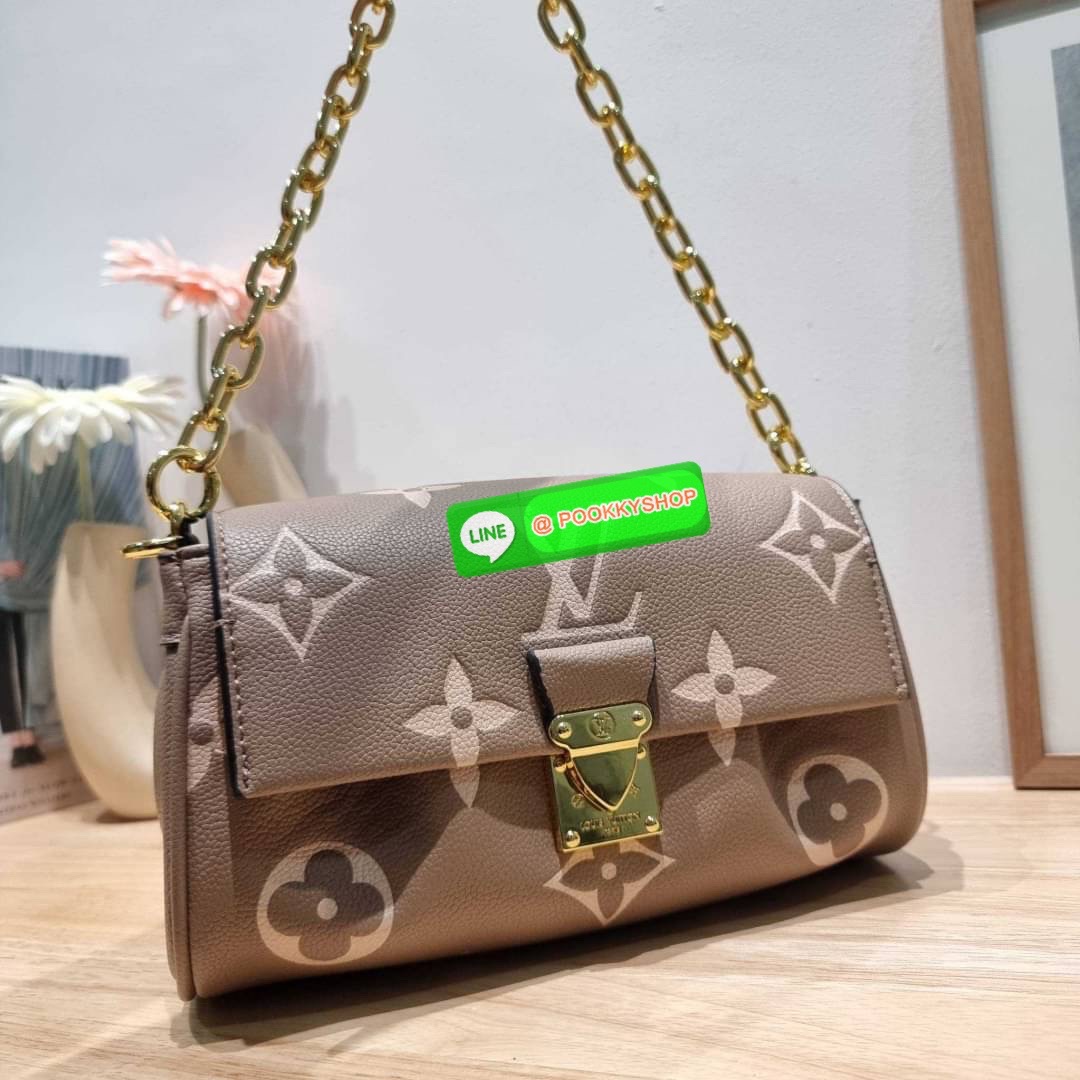 New in กระเป๋าสะพายคอลใหม่ล่าสุด สวยหรู ดูแพง ดีไซน์รูปทรงออกมาให้ใช้งานได้ง่าย เปิด-ปิดด้วยอะไหล่แม่เหล็ก ภายในโล่งกว้าง ใส่ของสำคัญได้ครบ มาพร้อมสายสะพายถึง 2 แบบ สายโซ่สะพายไหล่อัพความหรู และสายหนังที่ปรับยาวสั้นได้ สะพายข้างชิลๆก็ดูดี จัดให้พร้อมเสิร์