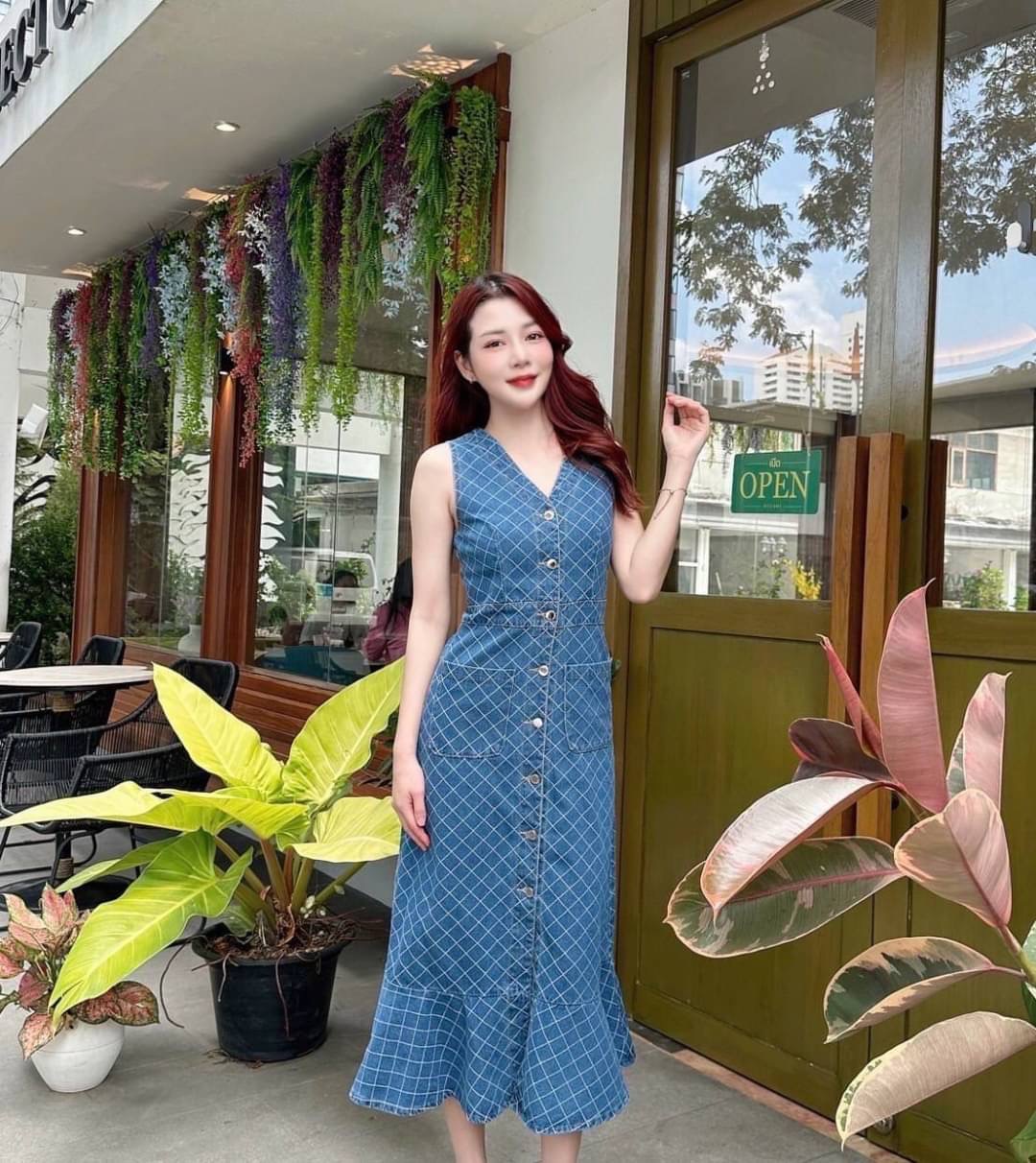 ❤️งานรีพีท รอบ 3♥️ Detail : maxi เดรสผ้ายีนส์ลายตาราง ปลายระบายเป็นแพทเทิ่นกระดุมเรียง มีกระเป๋า ผ้าหนา ใส่ออกมาเก็บทรงค่า น่าร้ากกก