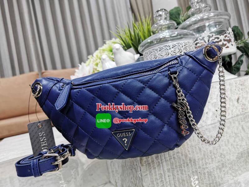 NEW ARRIVAL! Guess Kyli Fanny Pack Belt Bag 2019 กระเป๋าสะพาย/คาดเอว/คาดอกรุ่นใหม่ล่าสุดจาก GUESS FACTORY วัสดุหนังเเกะสังเคราะห์แบบนิ่มลายตารางเปิดปิดด้วยซิป ด้านหน้าประดับโซ่ห้อยโลโก้ดูมีดีเทล ด้านหลังมีช่องซิป ภายในมีโลโก้และช่องซิป สะพายได้หลายแบบไม่จ