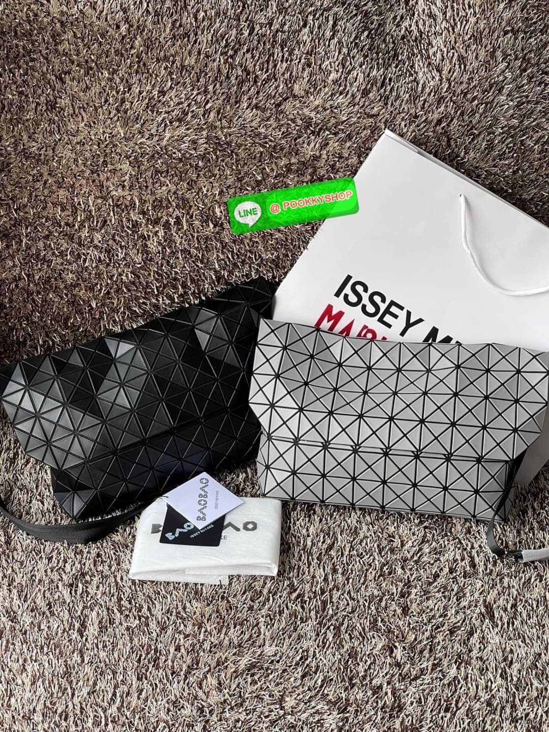 💕Baobao Issey Miyake Prism Sac ชาวมินิมอลทั้งชายและหญิงต้องถูกใจรุ่นนี้ เพราะ Prism Sac เป็นกระเป๋าแบบ unisex ที่มาพร้อมกับความเรียบง่ายของวัสดุเนื้อแมตต์ แต่ให้ลุคสไตล์เท่แบบคูลๆ โดดเด่นด้วยดีไซน์ที่ออกแบบมาให้ใช้งานที่ง่าย ตอบโจทย์ทุกสถานการณ์ฝา