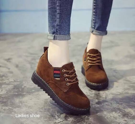 รองเท้าบูทแฟชั่นเสริมส้น2.5นิ้ว แบบผูกเชือกวัสดุหนังสักหลาดนุ่มๆ เสริมยางยืดด้านข้างแบบน่ารัก