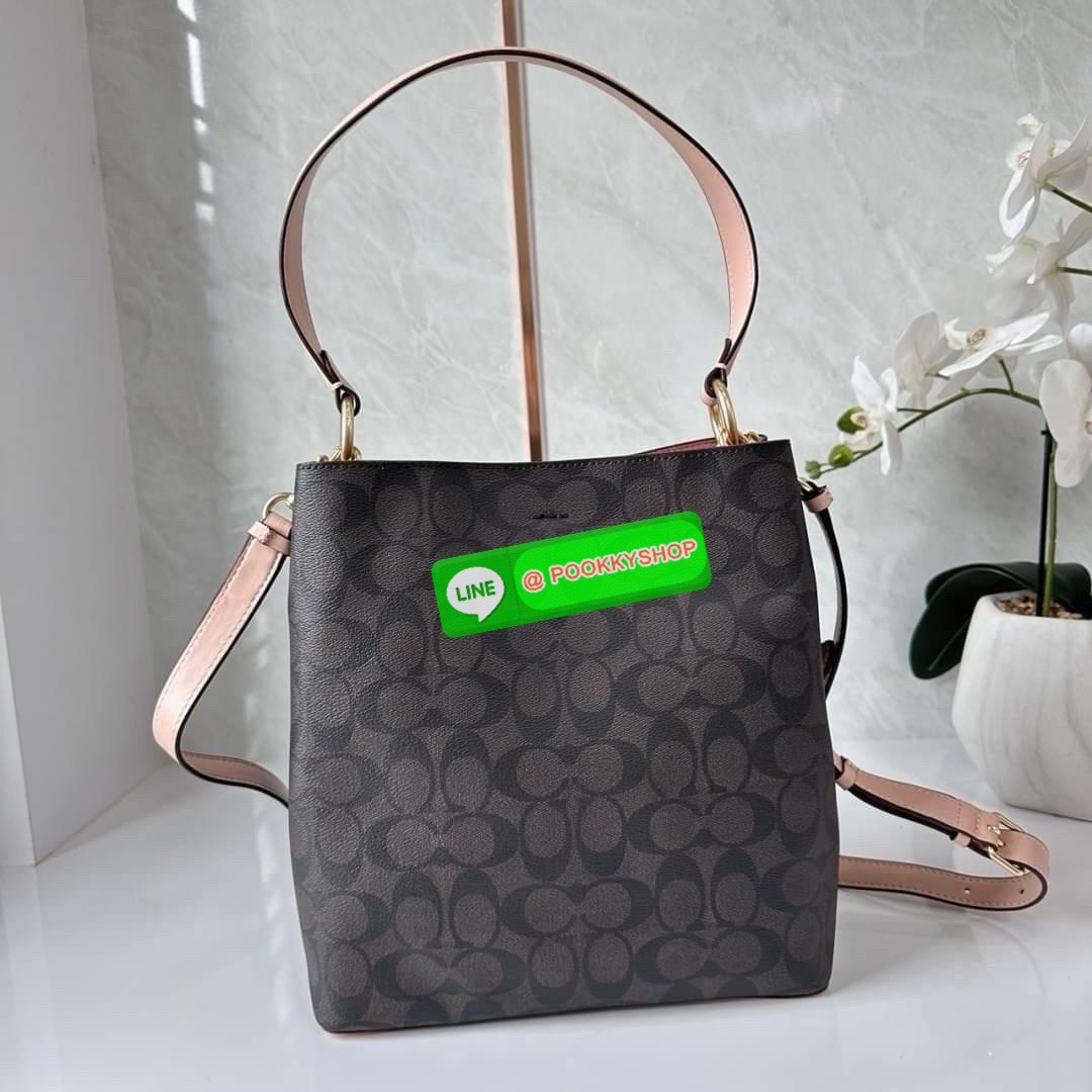 COACH TOWN BUCKET BAG IN SIGNATURE CANVAS (COACH 91512) 🔖 กระเป๋าสะพาย/ถือบัคเกต รุ่นคลาสสิคตลอดกาลไม่เอ้าท์ 🔖วัสดุ: แคนวาส ตัดหนังแท้ 🔖เปิด-ปิด กระเป๋าด้วยกระดุมแม่เหล็ก ภายในช่องโล่ง มีช่องซิปแบ่งตรงกลาง แยกเก็บของได้อย่างเป็นสัด