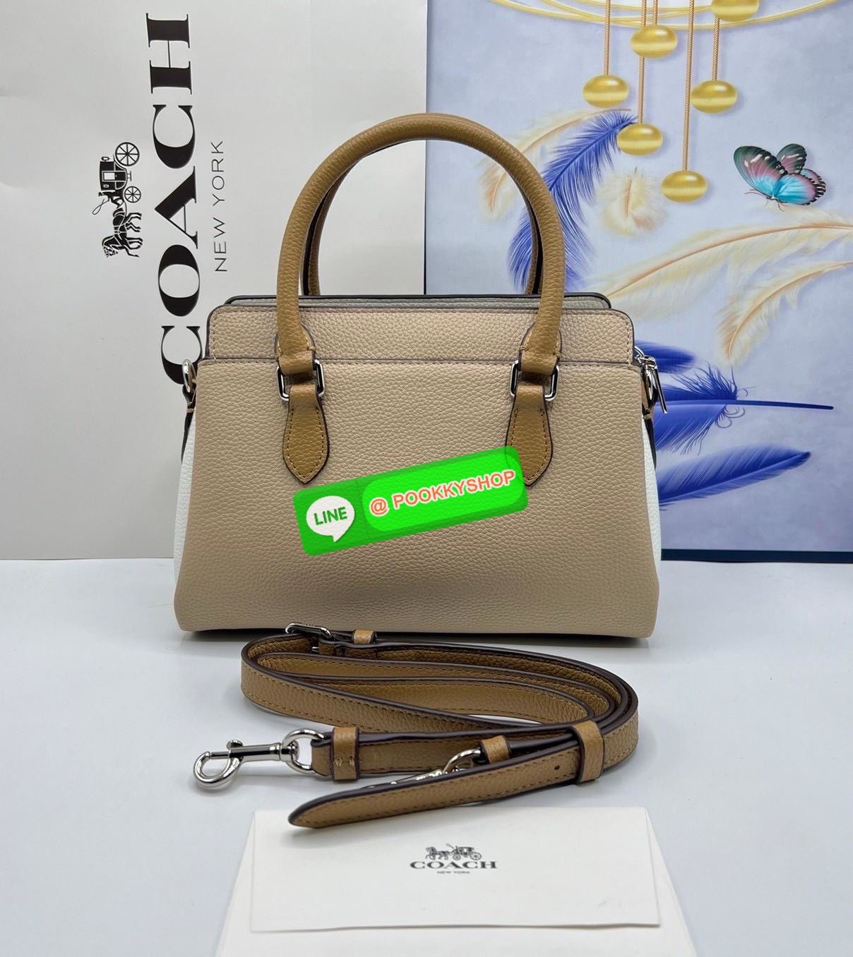 Coach CH289 Mini Darcie Carryall Leather Sandy Beige Multi ลมหายใจใหม่ของความหวานแบบเรียบง่ายในกระเป๋าใบนี้ ถือก็หวาน สะพายก็สุภาพ มิกซ์ง่ายกับทุกชุด ใบนี้ไม่ต้องพยายาม ก็กลายเป็นคนที่มีเสน่ห์ในแบบของตัวเองได้เลยค่ะ