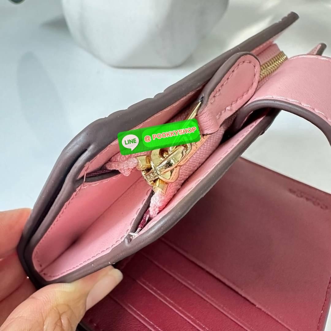 Coach Medium Corner Zip Wallet With Signature Leather 🔖กระเป๋าตังใบกลาง คอลเลคชั่นใหม่ หนังนิ่ม ลายC นูน สวยมาก 🔖วัสดุ: หนังแท้ 🔖เปิด - ปิดแบบกระดุม มีช่องใส่แบงค์ ใส่ธนบัตรได้ทุกชนิด ช่องใส่บัตร ใส่เหรียญ