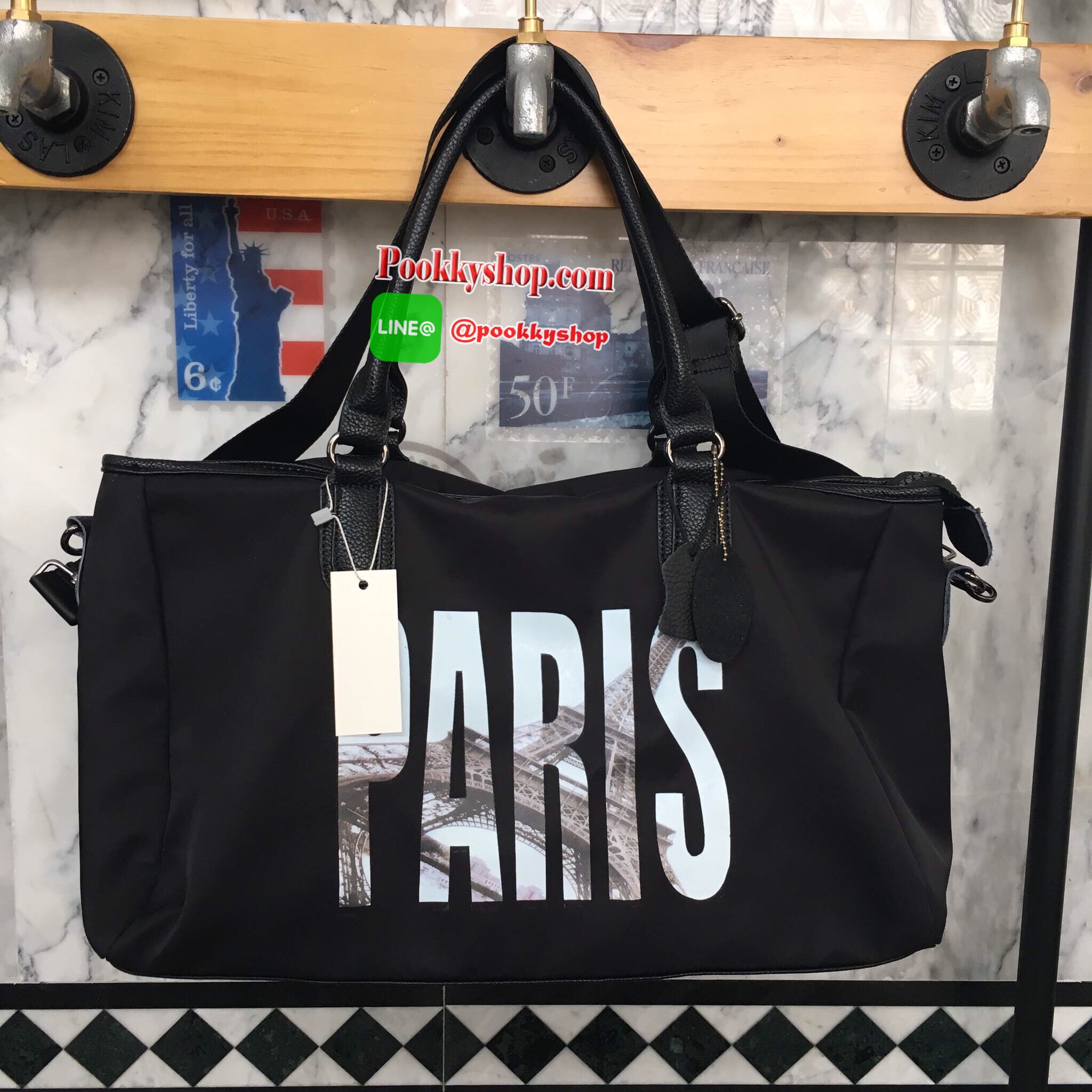 ใหม่ล่าสุด จากแบรนด์Berke กระเป๋าทรงเก๋ ใบใหญ่ ตอบโจทย์ สาวๆที่ของเยอะเลยคะ จุดเด่นที่ตัวกระเป๋าเป็นผ้าไนล่อนมีซับอย่างดี ทำให้ น้ำหนักกระเป๋าเบามากๆ สายจับ และ สายสะพายเป็นหนังนิ่ม ทนทานสุดๆ ภายในมีช่อง แยกเก็บของได้เป็นระเบียบมากๆ คะ ด้านข้างปรับเก็บทรง