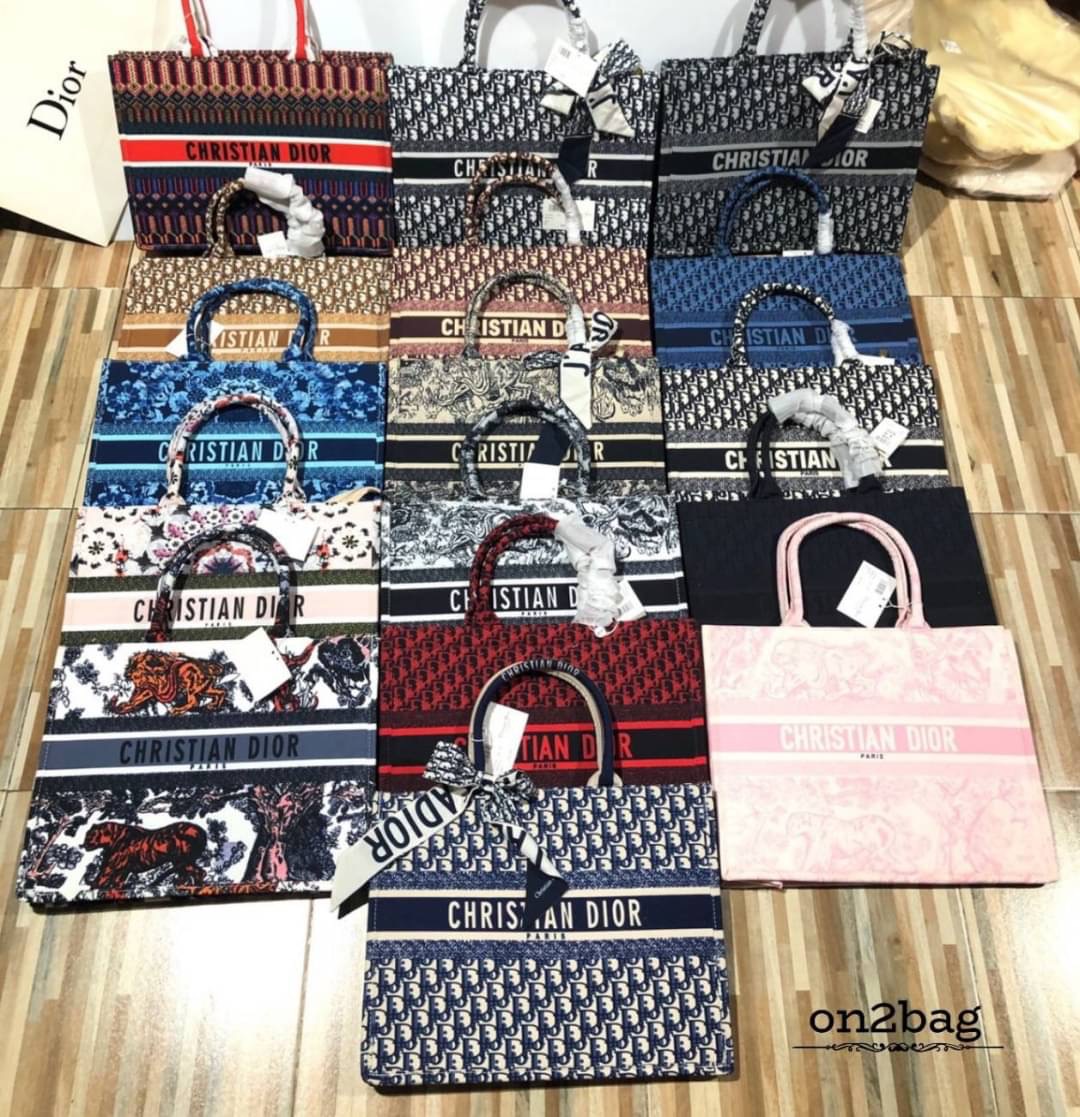 มาแล้วค่ะdior christian สำหรับใครที่รอรุ่นนี้ ขนาดใหญ่ กำลังพอดีใส่ของได้เยอะ ตัวกระเป๋าผลิตจากผ้าทออย่างดีแน่นหนา งานมีซิป ปั๊มแบรนด์ทุกจุด