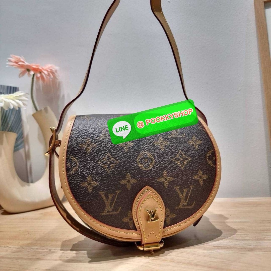LV TAMBOURIN CROSSBODY BAG 🔆 Details รุ่นลิมิเต็ดหายาก กับกระเป๋าสะพายทรงสวย ดีไซน์คลาสสิค เปิด-ปิดด้วยกนะดุมแม่เหล็ก สายสะพายในตัว ปรับได้ หรือซ่อนสายและถือเป็น clutch ออกงานก็ได้ ดูแพงมากๆ ภายในเป็นช่องโล่ง ใส่ของจุกจิกได้ ของจำเป็นได้ โทรศัพท์ไ