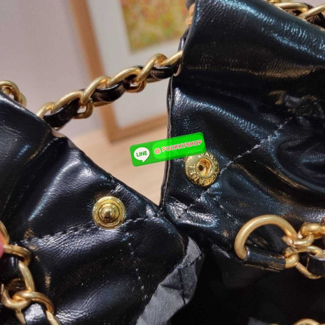 Chanel 22 mini bag 🔆 Details เกินต้านที่สุดกับไอเท็มนี้ ที่สาวๆหรือใครๆก็ต้องมีแล้ว!! มาในไซส์มินิ น่ารักจริงจัง!! แค่เห็นก็หลงรัก กับกระเป๋าสะพาย ดีไซน์เรียบแต่มีความหรูแอบซ่อนอยู่ ด้วยความโดดเด่นจากสายสะพายโซ่สีทอง และเหรียญโลโก้ เพิ่มความแพงไปอ