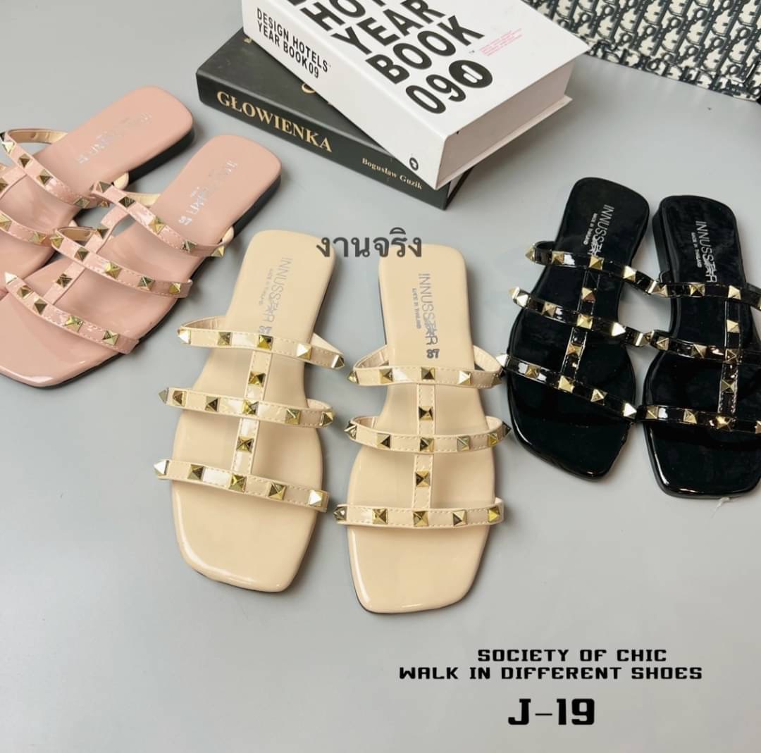 แบบขายดีรีพีท‼️ ตอบโจทย์ได้ดีในวันที่ไม่อยากส้นสูง แต่ยังอยากดูกริบ เป๊ะปัง สไตล์เซเลป อะไหล่ปิรามิดสีทอง เพิ่มความหรูดูแพง หนังแก้วเงา ดูแลง่าย ใส่ได้ตลอดไม่มีเอาท์ จริงๆค่ะ