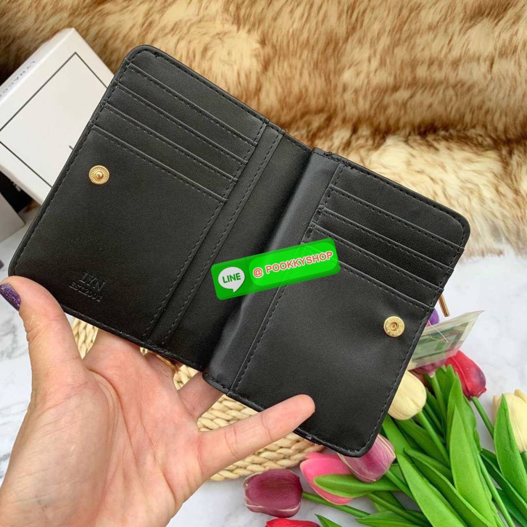 Lyn Wallet กระเป๋าตังLYN ขนาดใบกลาง ด้านหน้าติดโลโก้แบรนด์ ด้านในมีช่องใส่บัตร8ช่อง ช่องใส่ธนบัตรและช่องซิบแยกใส่เหรียญ ตัวจับซิบปั๊มแบรนด์ ใครกำลังมองหากระเป๋าสตางค์สีเรียบๆชิคๆแนะนำค่ะ