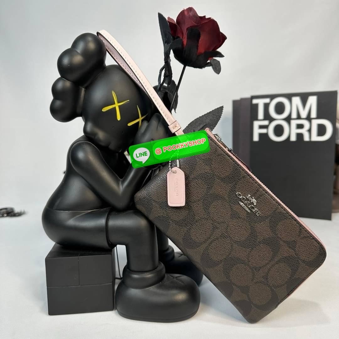 กระเป๋าคล้องมือ COACH 87591 DOUBLE CORNER ZIP WRISTLET IN SIGNATURE CANVAS (COACH 87591 ） กระเป๋าคล้องมือ2เซิปใหญ่ ลายCหนังและ ด้านในเป็นผ้า แบ่งเป็นช่องเล็กๆใส่เหรียญใส่แบงค์ใส่บัตร แล้วแต่จะใส่มีหลายช่อง ใส่โทรศัพท์ได้ทุกรุ่นพร้อมสายคล้องมือ