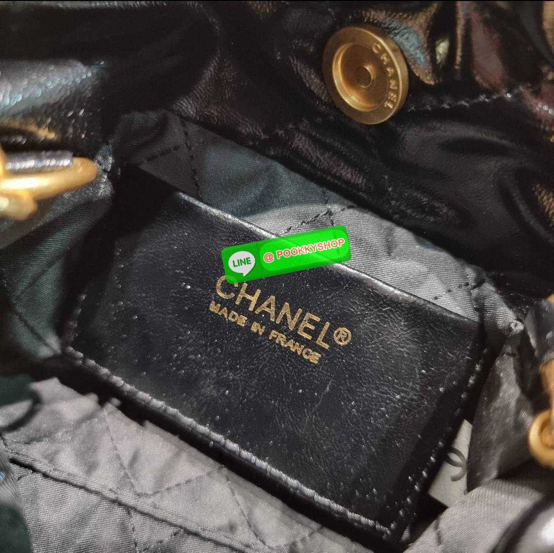 Chanel 22 mini bag 🔆 Details เกินต้านที่สุดกับไอเท็มนี้ ที่สาวๆหรือใครๆก็ต้องมีแล้ว!! มาในไซส์มินิ น่ารักจริงจัง!! แค่เห็นก็หลงรัก กับกระเป๋าสะพาย ดีไซน์เรียบแต่มีความหรูแอบซ่อนอยู่ ด้วยความโดดเด่นจากสายสะพายโซ่สีทอง และเหรียญโลโก้ เพิ่มความแพงไปอ