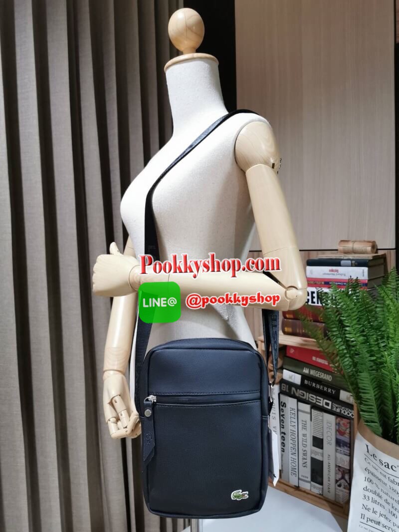 ห้ามพลาด‼️ NEW ARRIVAL! SAFFIANO SHOULDER BAG รุ่นใหม่ล่าสุดจาก Factory ดีไซน์ Unisex ใช้ได้ทั้งชายและหญิง วัสดุหนัง Saffiano เนื้อหนาอยู่ทรงสวยดูดี ด้านหน้ามีโลโก้แบรนด์ มี1ช่องใส่ของช่องหลักเปิดปิดด้วยซิปสะดวกใช้ ภายในมีช่องใส่ของและช่อง