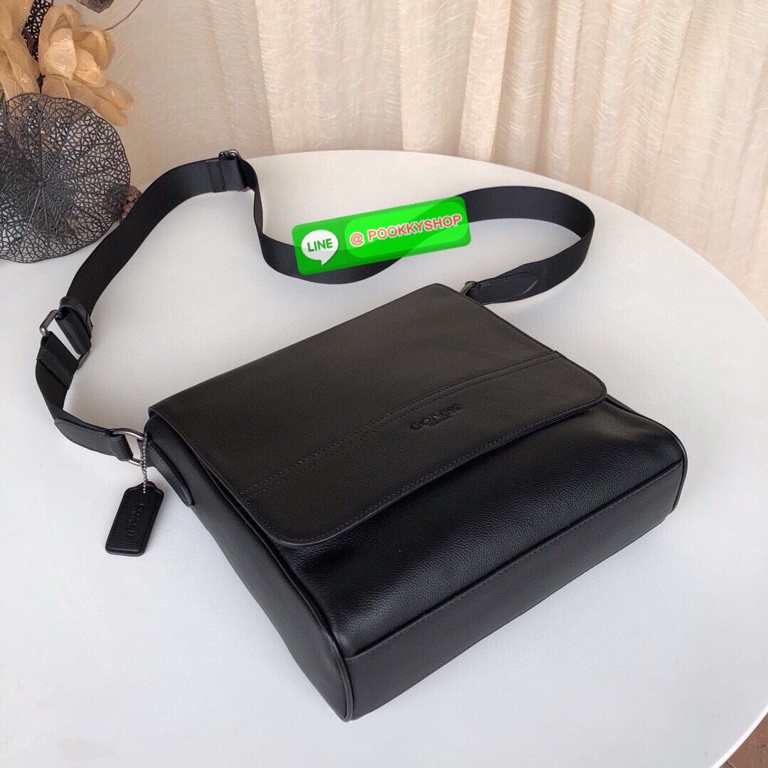 Coach F73339 F73340 – Hudson Crossbody Bag in Signature Embossed Leather “จะวันทำงานหรือวันสบาย ๆ แค่สะพายใบนี้…ก็เหมือนใส่ความเท่ติดตัวไว้แล้ว” Coach Hudson Crossbody F73340 กระเป๋าหนังแท้ลาย C ปั๊มลึก ทรงเหลี่ยมเรียบหรู โทนดำทั้งใบ เหมาะกับผู้ชายที่อยาก