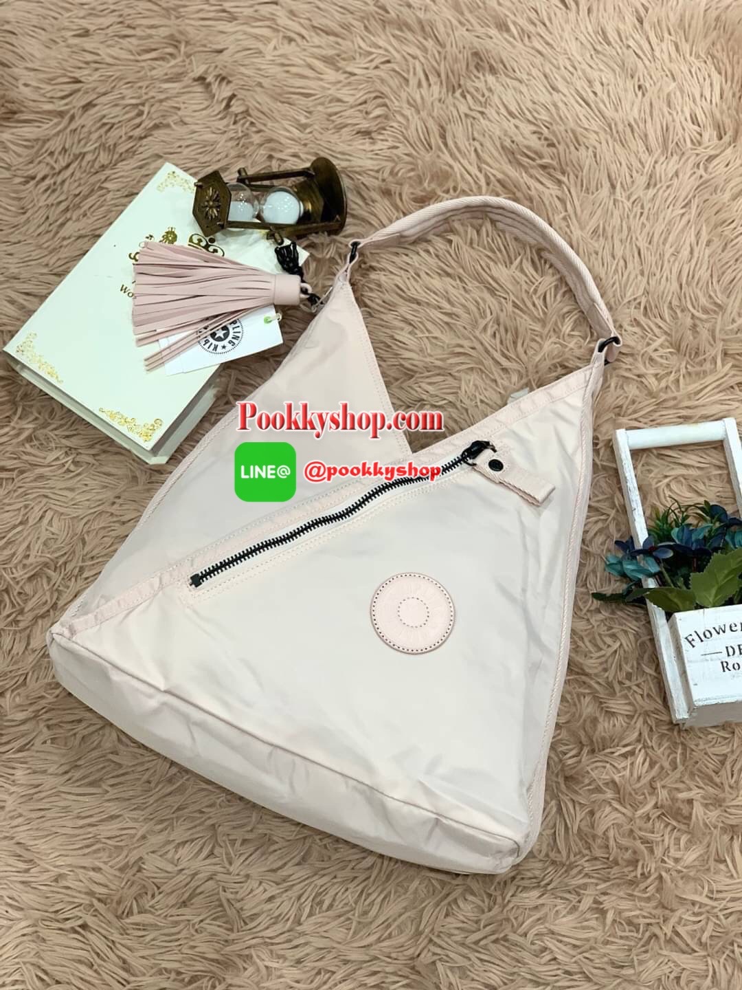 Kipling OLINA Medium Tote Bag Rose Bag คอลเลคชั่นใหม่จาก Paka Premium กระเป๋าถือหรือคล้องบ่าขนาดกลาง วัสดุ Polyester100% อะไหล่สีRose goldทั้งหมดรวมถึงเจ้าพวงกุญแจmonkeyและพู่หนังrubber เพิ่มความหรูหรา คอลเลคชั่นนี้เน้นความกว้างใส่ของได้อย่างจุใจ และยังมี
