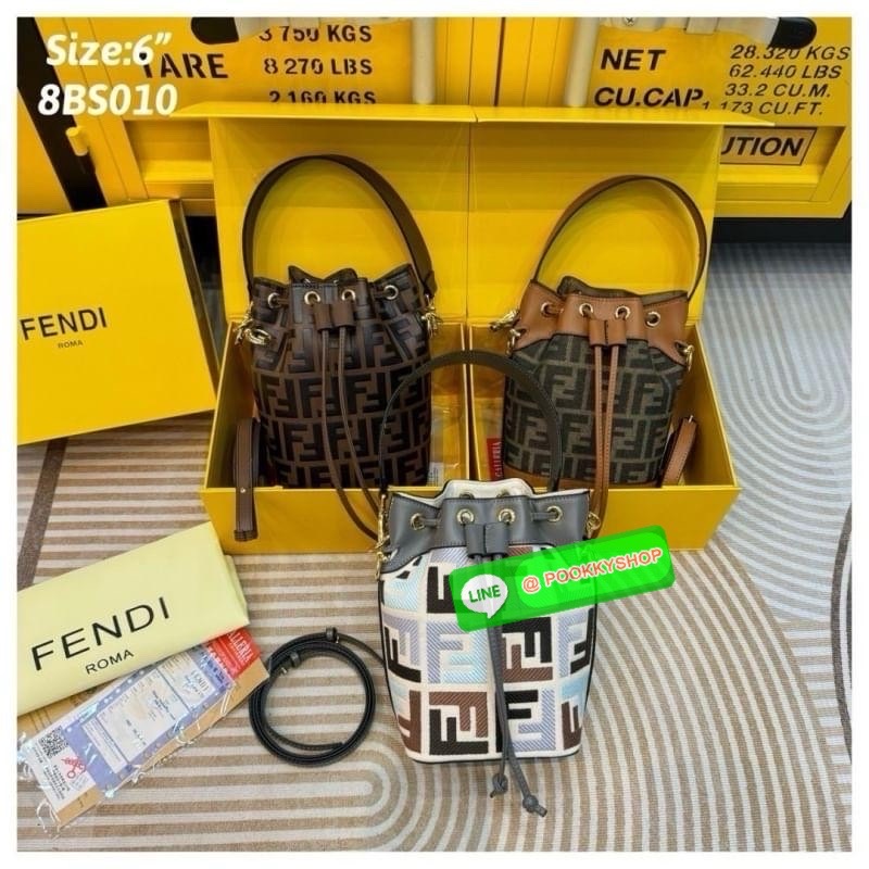 FENDI Mini MonTresor Bucket Bag กระเป๋าสะพายทรงขนมจีบรุ่นยอดนิยม ไซส์มินิน่ารักน่าใช้มาก ดีไซน์สวยอยู่ทรง มาพร้อมสายสั้นคล้องแขน และสายครอสบอดี้สำหรับสะพายข้าง สลับใช้ได้ไม่จำเจ ภายในเป็นช่องโล่ง ใส่ของจำเป็นพกพาไปไหนได้แบบง่ายๆ สวยพร้อมเสิร์ฟให้แล้ว ในรา