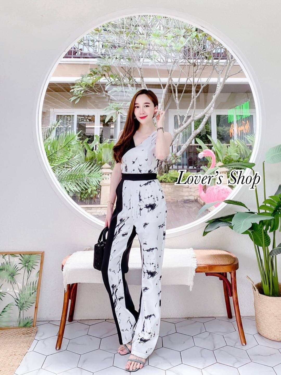 Detail : มาเพิ่มแล้วค้า จั้มสูทลายหินอ่อน ลุคเรียบหรูดูดี โทนสีสุดคลาสสิคขาวดำ ตัดต่อระหวางลายหินอ่อนกับผ้าพื้นดำ ทรงคอวีหน้า-หลัง เนื้อผ้าหนาเป็นทรงสวย งานซิบหลัง ชุดนี้ใส่ได้บ่อยค่ะ ใส่ยังไงก็สวย ไฮโซ ใส่แล้วดูแพงมากๆค้า