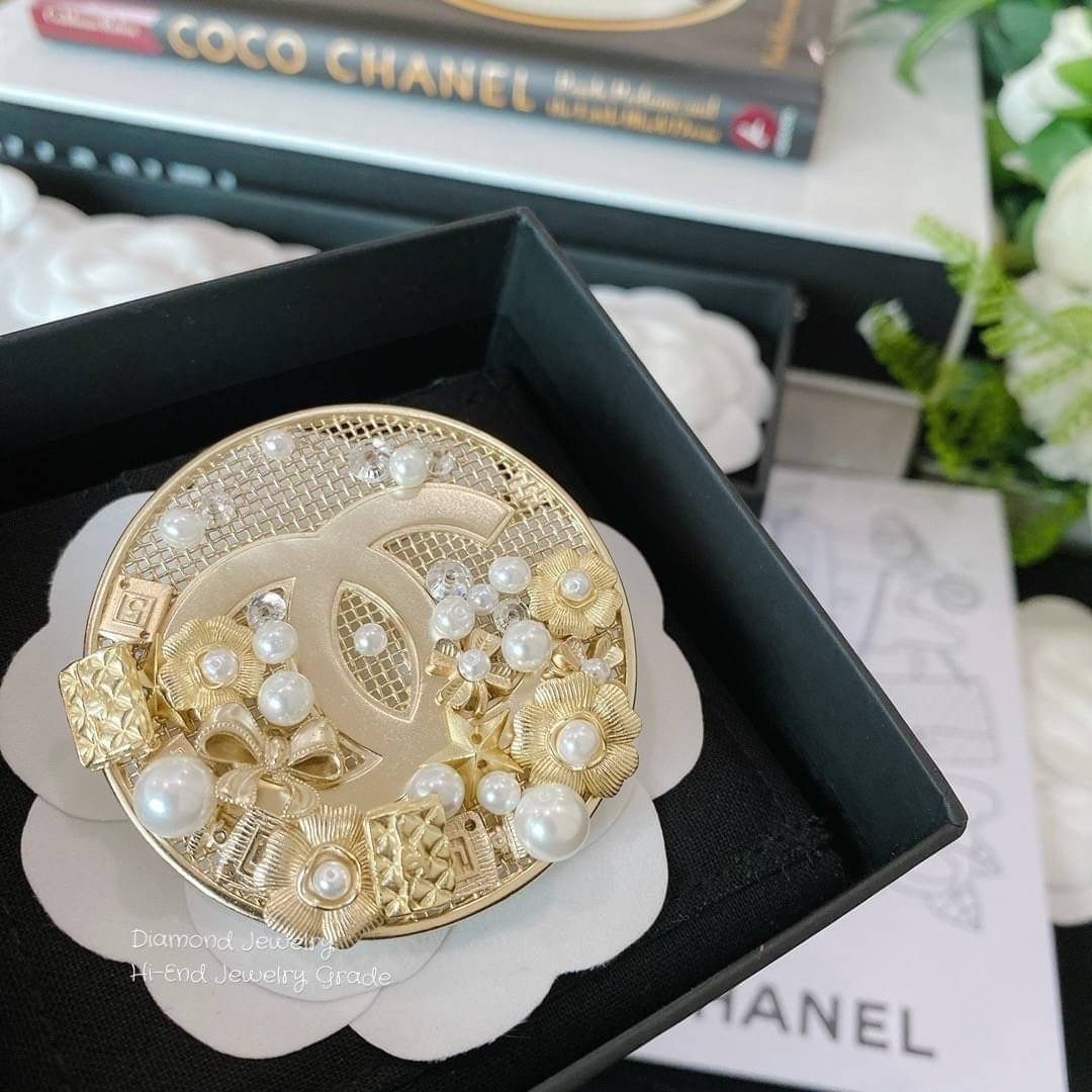 Super Hi-End Quality !!! ((งาน 1:1 เกรดดีที่สุดในท้องตลาด)) Chanel Brooch เข็มกลัดมุกชาแนล งานไฮเอน 1:1 ค่ะ ชนช็อปเป๊ะๆ หรูหราไฮโซ ดูดี งานสวยมากกกกกทุกแบบคะ ซื้อไปไม่ผิดหวังแน่นอนคะ กลัดเพิ่มมูลค่าชุดเก่งได้เยอะเลยจ้า