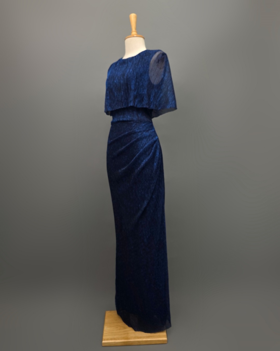 เดรสแฟชั่น เดรสเสื้อคอกลมแขนกุด ดีเทลเป็นเสื้อคลุมไหล่ในตัว กระโปรงทรงสอบจับเดรป