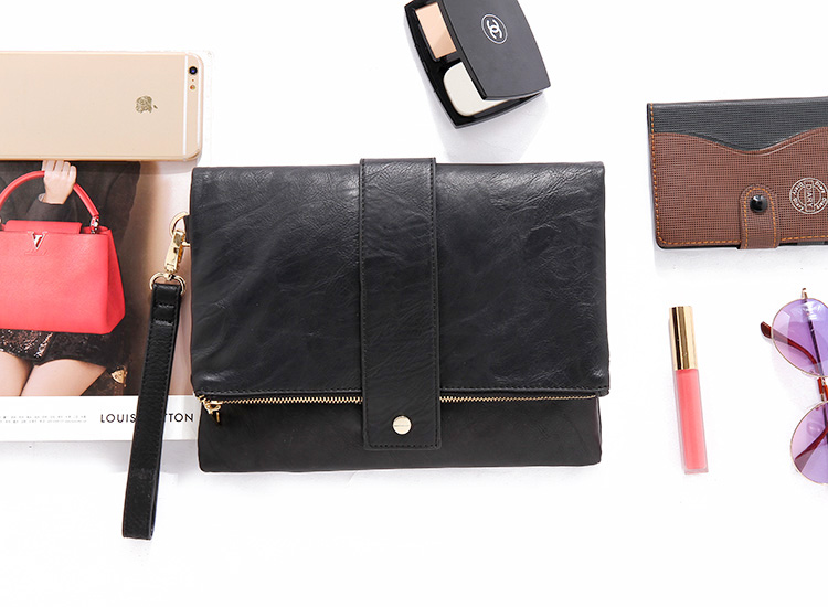 กระเป๋าหนังคลัชมือ Clutch แบรนด์ Forever21 หนังมีTexture ในตัว เนื้อหรูมากคะ ติดแท็คForever 21 ด้านใน ช่องใส่ของซิบใหญ่ 1 ด้านในมีซิปแบ่ง 1 ช่องแบ่งใส่ของ2ช่อง