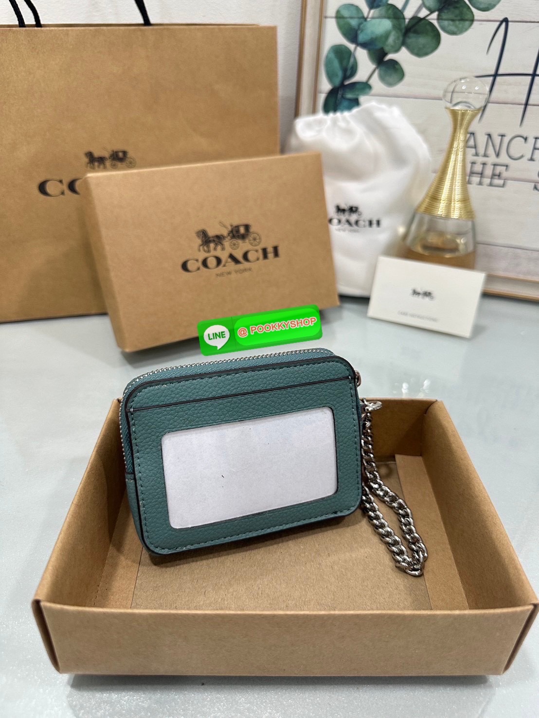 💗Coach C0058 Zip Card Case In Signature Canvas💗 กระเป๋าใบนี้นอกจากช่องใส่บัตรแล้ว ด้านหลังยังมีช่องสำหรับใส่ธนบัตรหรือเหรียญสามารถเปิดปิดได้ด้วยซิป เพิ่มลูกเล่นเป็นสายโซ่คล้องมือ หรือคล้องกับกระเป๋าก็ได้เช่นกัน ขนาดกะทัดรัด พกพาสะดวก การดู