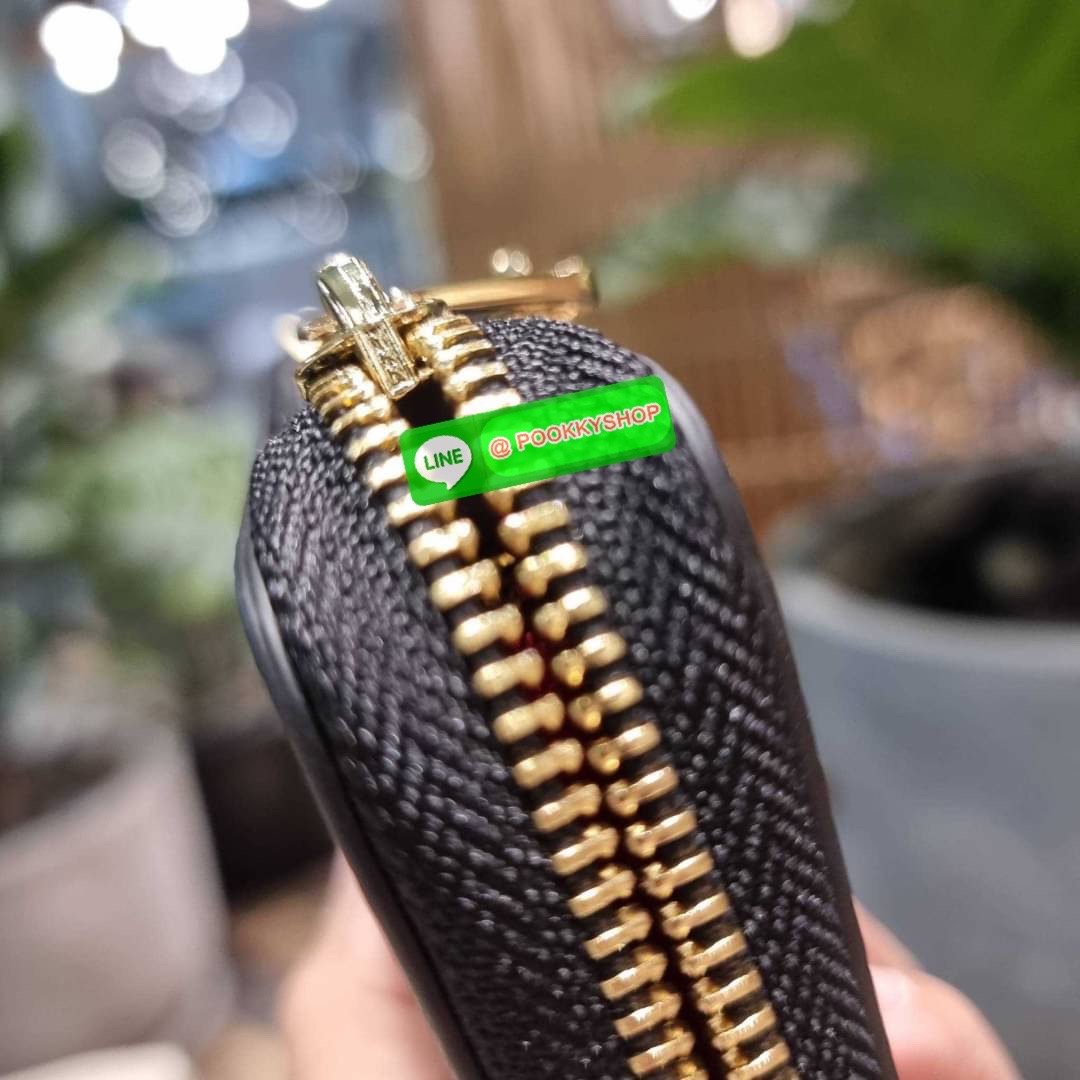 COACH C3548 LONG ZIP AROUND WALLET WITH HORSE AND CARRIAGE พร้อมเสิร์ฟความหรู กับคอลใหม่ สีสวย ผู้ดีขับผิวมาก กระเป๋าสตางค์ใบยาวกึ่งคล้องมือ เรียบหรู โดดเด่นด้วยโลโก้เอกลักษณ์ วัสดุหนัง pepble ทนทาน มาพร้อมสายคล้องมือ ถอดออกได้ ภายในใส่บัตรได้เยอะ มีช่องซ