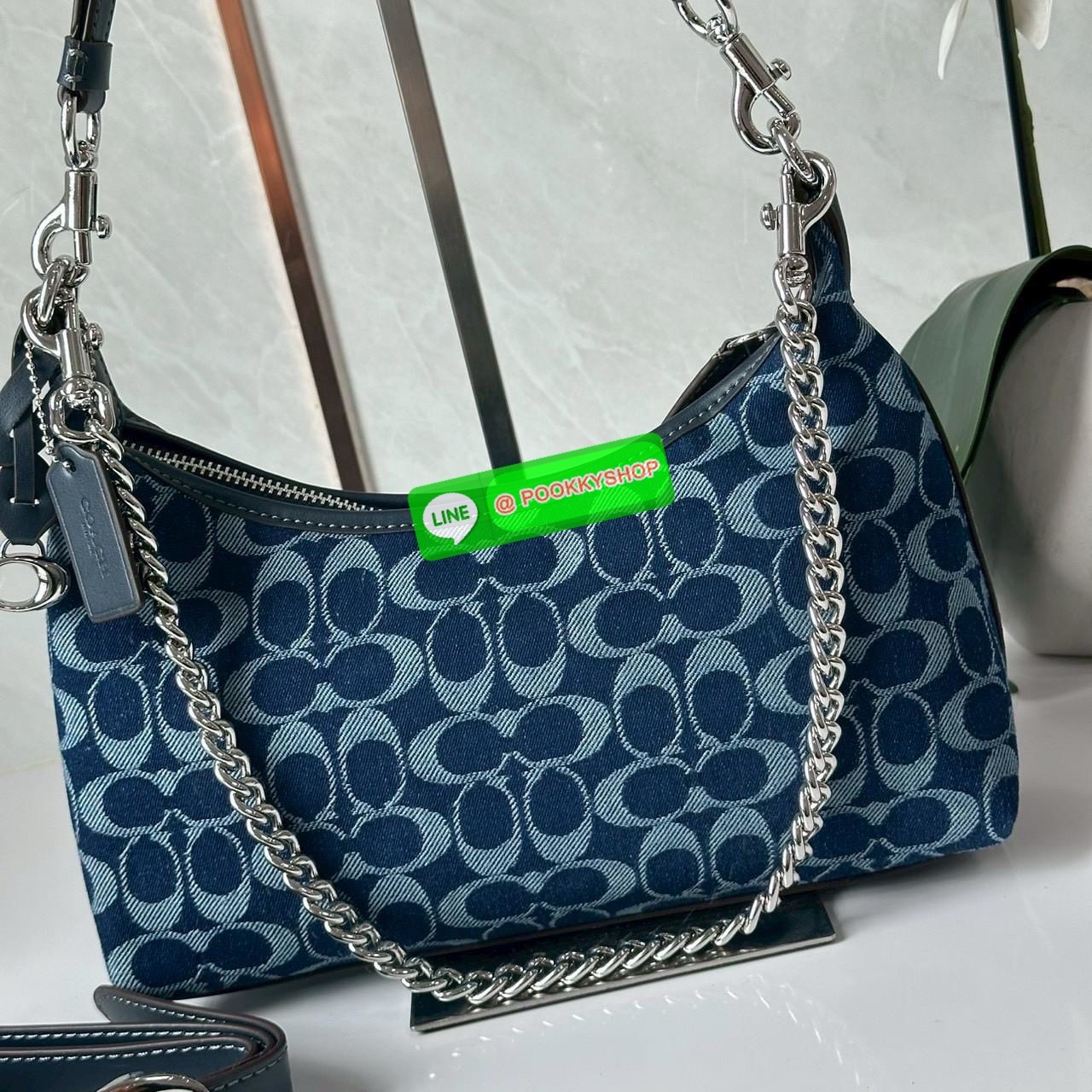 COACH Juliet Small Shoulder Bag 25 in Signature Denim ไอเท็มฮิต! กระเป๋าสะพายทรงฮิต รุ่นใหม่ ดีไซน์สวยคลาสสิก ลาย Signature Denim Blue คาดสายโซ่เงินสุดเก๋ ใส่ของจุกจิกได้พอดี เหมาะทั้งวันสบาย ๆ และออกงาน! วัสดุ: ผ้าแคนวาสลาย Signature Denim / หนังแท้ / อะ